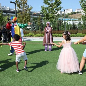 Emine Erdoğan Hanımefendi ve Bakanımız Mahinur Özdemir Göktaş Koruyucu Aileler ile Şenlikte Buluştu. - fotoğraf 3