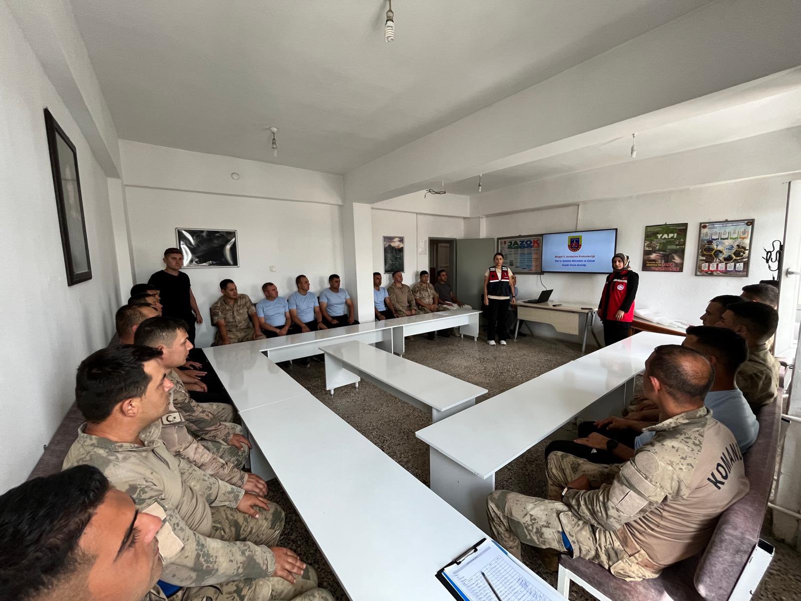 Solhan Sosyal Hizmet Merkezi Müdürlüğü ile İl jandarma komutanlığı paydaşlığında ilçe jandarma personellerine yönelik muhtemel vakalara dair mağdur ve şüpheli ile görüşme teknikleri konusunda eğitim verilmiştir.