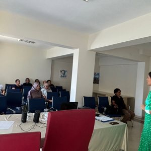 Bakım elemanına yönelik eğitim kapsamında eğiticilerimiz tarafından çocuk evlerimizde görev yapan bakım elemanlarına “İletişim,Çocuğa Yaklaşım, Krize Müdahale,Sınır ve sorumluluklar,Ekip olmak,Gelişimi desteklemek” konularında eğitim verildi.  - fotoğraf 1