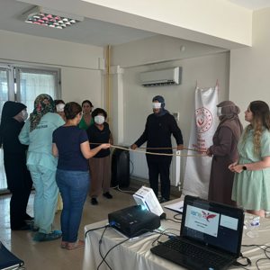 Bakım elemanına yönelik eğitim kapsamında eğiticilerimiz tarafından çocuk evlerimizde görev yapan bakım elemanlarına “İletişim,Çocuğa Yaklaşım, Krize Müdahale,Sınır ve sorumluluklar,Ekip olmak,Gelişimi desteklemek” konularında eğitim verildi.  - fotoğraf 2