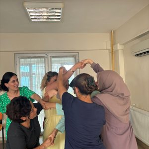 Bakım elemanına yönelik eğitim kapsamında eğiticilerimiz tarafından çocuk evlerimizde görev yapan bakım elemanlarına “İletişim,Çocuğa Yaklaşım, Krize Müdahale,Sınır ve sorumluluklar,Ekip olmak,Gelişimi desteklemek” konularında eğitim verildi.  - fotoğraf 3