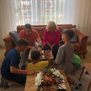 Analitik düşünme yeteneği ve tatlı rekabet 😉 İl Müdürümüz Naci YILMAZ ve eşi, canımız çocuklarımızla bir araya gelerek satranç oynadılar☺️ - fotoğraf 2