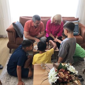 Analitik düşünme yeteneği ve tatlı rekabet 😉 İl Müdürümüz Naci YILMAZ ve eşi, canımız çocuklarımızla bir araya gelerek satranç oynadılar☺️ - fotoğraf 3