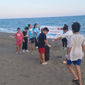 Mersin İl #ÇocukHakları Komitesi çocuklarımız ''Temiz Çevre, Temiz Akdeniz'' mottosuyla farkındalık yaratmak için akranlarıyla kıyı temizliği yaptı. - fotoğraf 2