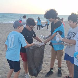 Mersin İl #ÇocukHakları Komitesi çocuklarımız ''Temiz Çevre, Temiz Akdeniz'' mottosuyla farkındalık yaratmak için akranlarıyla kıyı temizliği yaptı. - fotoğraf 1
