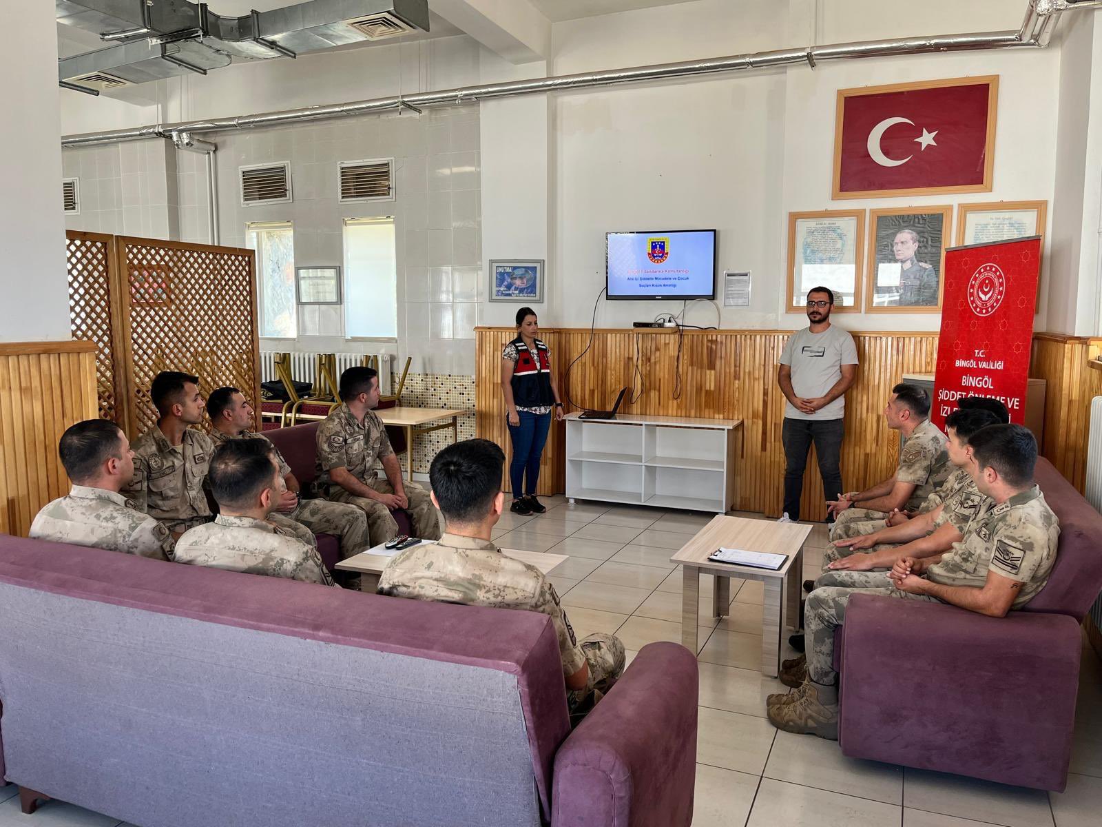 Şiddet Önleme ve İzleme Merkezi Müdürlüğü personeli Mahsun TUTAR tarafından Karlıova İlçesinde bulunan Kalencik ve Yiğitler Jandarma Karakollarında görev yapan personellere Kadına Yönelik Şiddetle Mücadele Eğitimi gerçekleştirilmiştir.