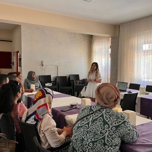 Bakım elemanına yönelik eğitim kapsamında eğiticilerimiz tarafından çocuk evlerimizde görev yapan bakım elemanlarına “İletişim,Çocuğa Yaklaşım, Krize Müdahale ve sorumluluklar,Gelişimi desteklemek,Oumlu davranış kazandırma” konularında eğitim verildi.  - fotoğraf 3