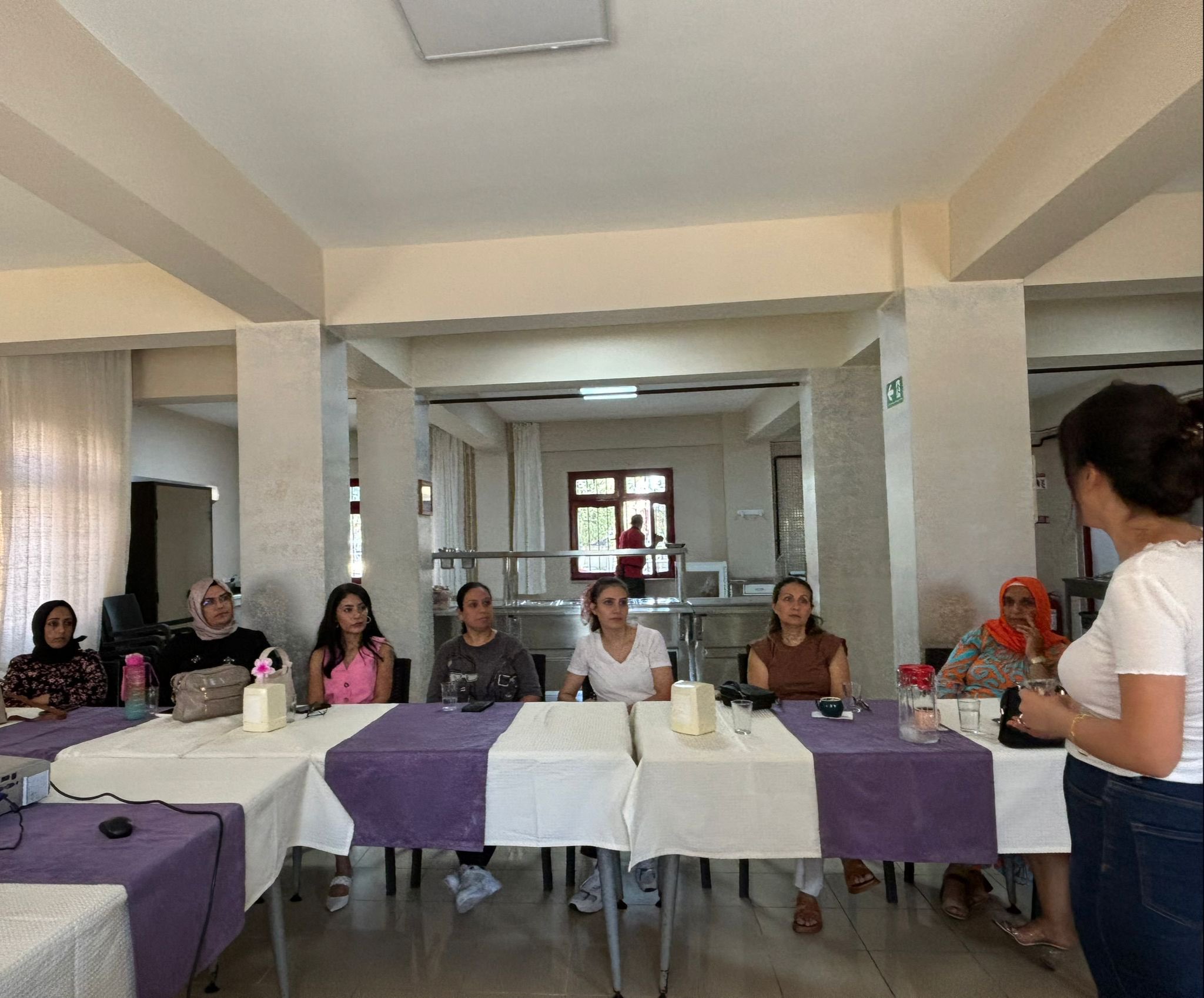 Bakım elemanına yönelik eğitim kapsamında eğiticilerimiz tarafından çocuk evlerimizde görev yapan bakım elemanlarına “İletişim,Çocuğa Yaklaşım, Krize Müdahale ve sorumluluklar,Gelişimi desteklemek,Oumlu davranış kazandırma” konularında eğitim verildi. 