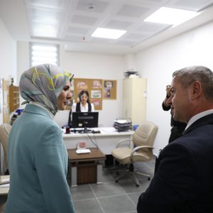 Sn. Bakanımız Mahinur ÖZDEMİR GÖKTAŞ, İl Müdürlüğü Yeni Hizmet Binası ve Toroslar Çocuk Evleri Sitesi açılışını gerçekleştirdi. - fotoğraf 1
