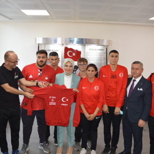 Sn. Bakanımız Mahinur ÖZDEMİR GÖKTAŞ, sporun engel tanımadığının en büyük kanıtı milli sporcularımızla bir araya gelerek başarı dileklerini iletti. - fotoğraf 1