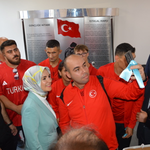 Sn. Bakanımız Mahinur ÖZDEMİR GÖKTAŞ, sporun engel tanımadığının en büyük kanıtı milli sporcularımızla bir araya gelerek başarı dileklerini iletti. - fotoğraf 2