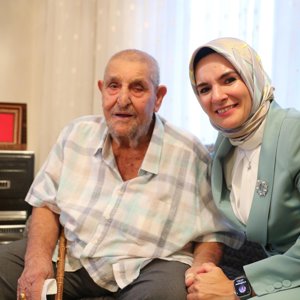 Bakanımız Sayın Mahinur Özdemir Göktaş, devletimizin bakım ve koruması altında büyümüş ve Kore Gazimiz Aktaş amcamızı Mersin'de bulunan ikametinde ziyaret etti. - fotoğraf 2