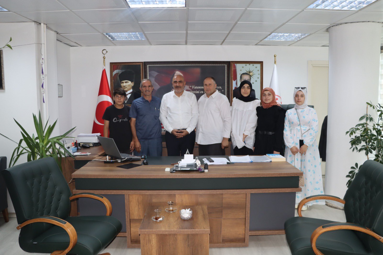 Muş Ziyaret Köyü muhtarı Hüseyin SEVİNÇ ve Bingöl Kültür Mahallesi muhtarı Ali BOZKURT ile Bingöl Üniversitesini kazanan Muş’lu öğrencilerimiz İl Müdürümüz Abdulbari AKSOY’ u makamında ziyaret ettiler.