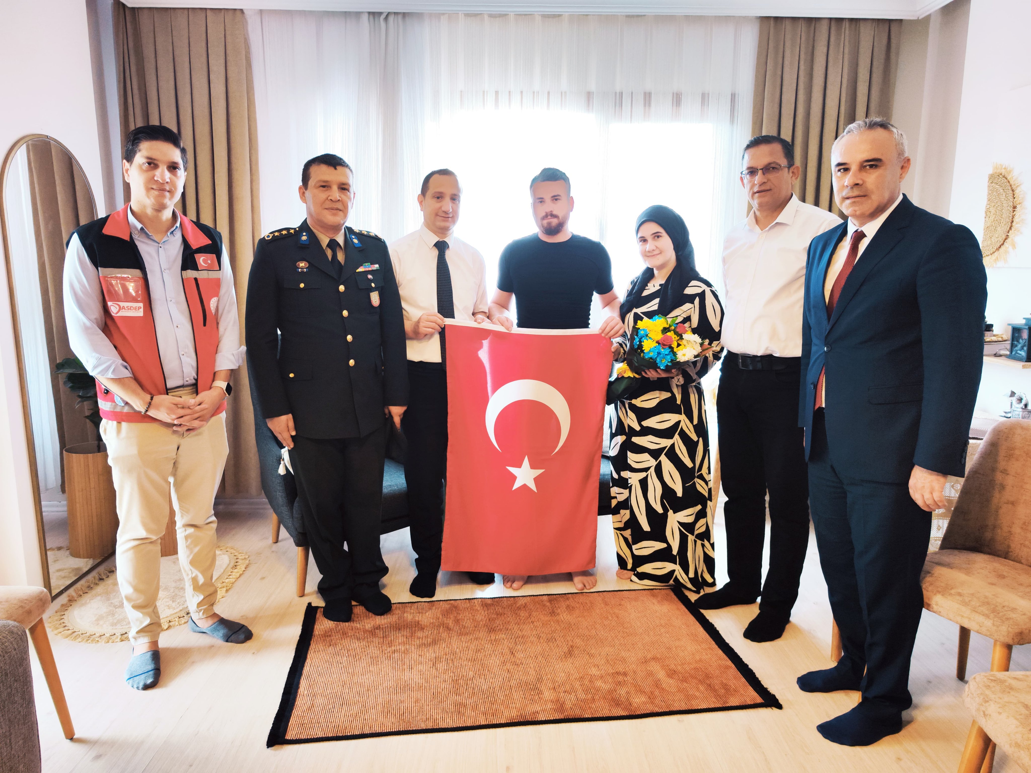 19 Eylül #GazilerGünü kapsamında #TarsusSHM, Tarsus Kaymakamı Mehmet Ali AKYÜZ ile birlikte Kıbrıs Gazisi İbrahim AKBALİK ve Gazi Piyade Uzman Çavuş Süleyman DEVREKOĞLU'nu ziyaret ederek, Gaziler günlerini kutladı.