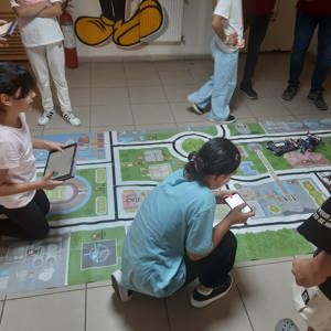 Bakanlığımız ve Hayal Ortakları Derneği arasında imzalanan protokol kapsamında, Mersin Çocuk Evleri Koordinasyon Merkezi Müdürlüğünde korunma ve bakım altında bulunan 10-14 yaş grubu çocuklarımız ile ''Bilim Atölyeleri Etkinliği'' gerçekleştirildi. - fotoğraf 1