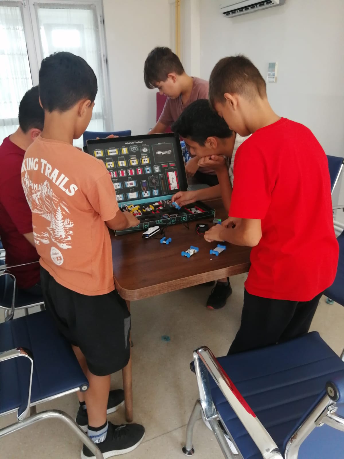 Bakanlığımız ve Hayal Ortakları Derneği arasında imzalanan protokol kapsamında, Mersin Çocuk Evleri Koordinasyon Merkezi Müdürlüğünde korunma ve bakım altında bulunan 10-14 yaş grubu çocuklarımız ile ''Bilim Atölyeleri Etkinliği'' gerçekleştirildi.