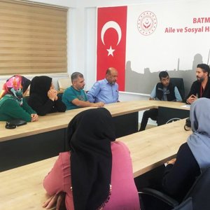 İl Müdürlüğümüze bağlı Batman Sosyal Hizmet Merkezi Eğitim ve Danışmanlık Birimi tarafından Bakanlığımızın Hizmet Modellerinden faydalanan ailelere "Evlilik Öncesi Eğitim" eğitimi  - fotoğraf 1