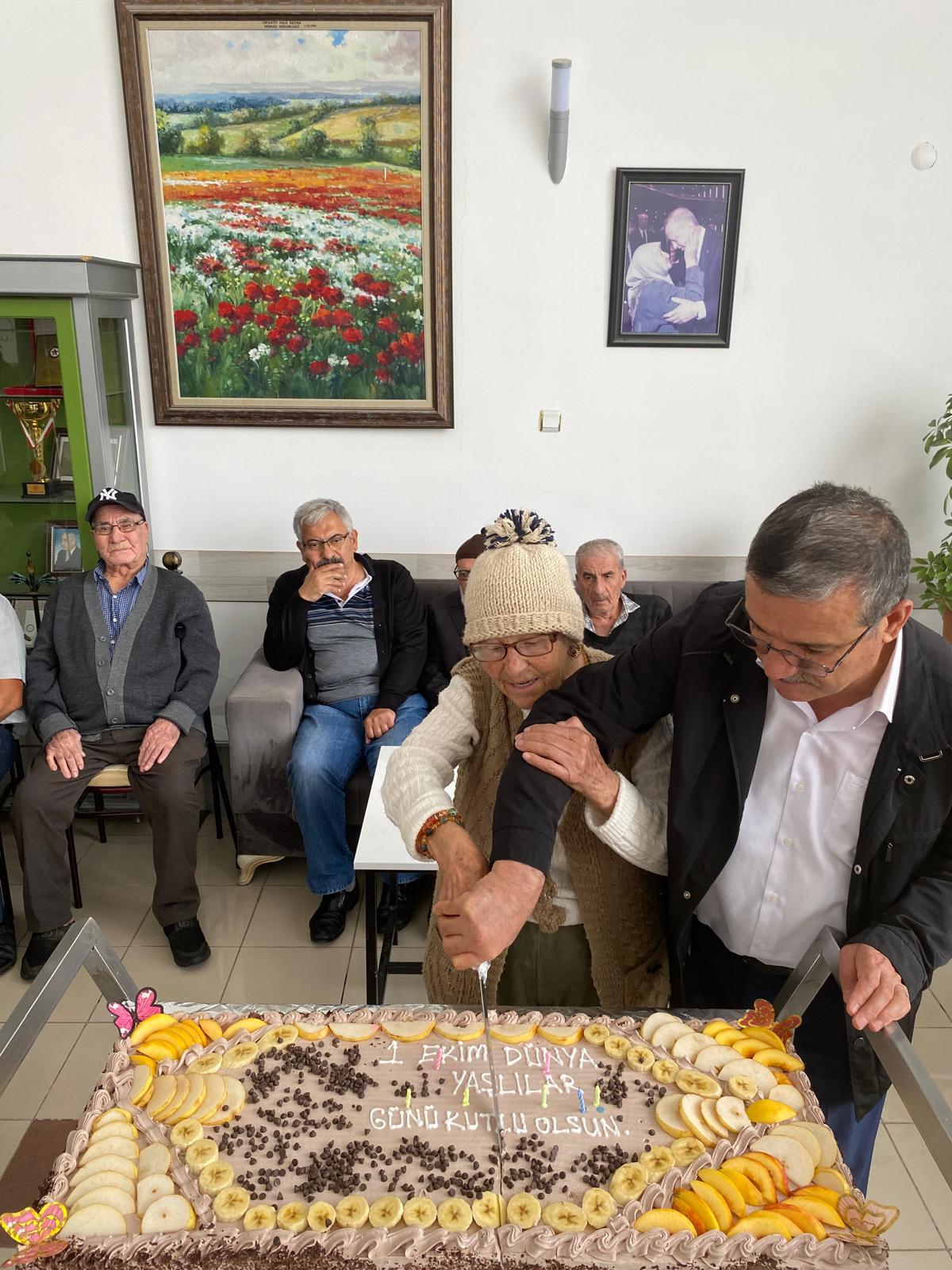 A. Kadir Üçyıldız Huzurevi'nde 1 Ekim Dünya Yaşlılar Günü Kutlama Programı Düzenlendi. - fotoğraf 2