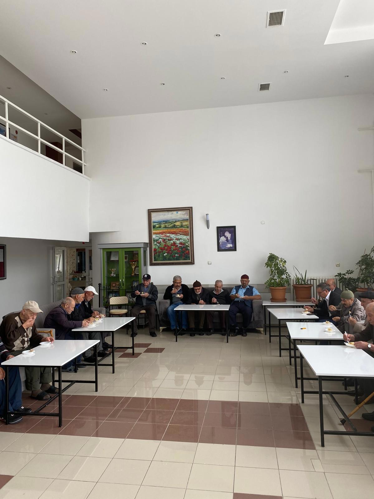 A. Kadir Üçyıldız Huzurevi'nde 1 Ekim Dünya Yaşlılar Günü Kutlama Programı Düzenlendi. - fotoğraf 3