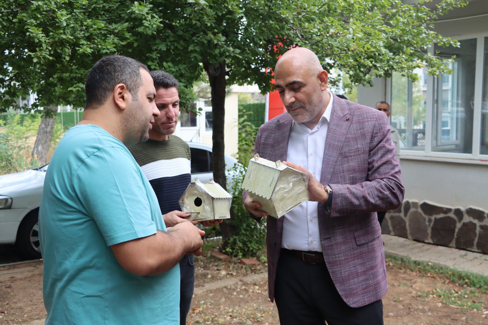 4 Ekim Dünya Hayvanları Koruma Günü Münasebetiyle Çocuk Evleri Sitesi müdürlüğünde koruma bakım altındaki çocuklarımız yerleşkemizdeki ağaçlara ‘kuş evi”yaptı.Etkinliğe il Müdürüz Abdulbari AKSOY’ da katıldı. 