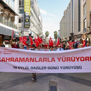 Mersin Valiliği ve Bakanlığımız himayelerinde 81 İlde eş zamanlı olarak düzenlenen 19 Eylül #GazilerGünü Gurur Yürüyüşü’nde bir aradaydık. 103. yıl dönümünde, kahraman Gazilerimizin gününü içten en iyi dileklerimizle kutluyoruz. - fotoğraf 2