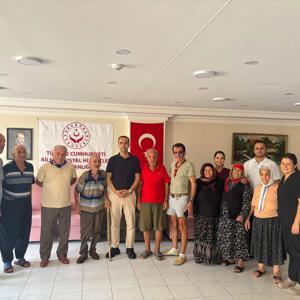 Silifke Huzurevinde kalan kıymetli büyüklerimizi ziyaret edip sohbet ettik. Yaşlılarımıza ne kadar değer versek az kalır. Yaşlılarımız bizim başımızın tacıdır. Her zaman kıymetli büyüklerimizin yanındayız. - fotoğraf 1
