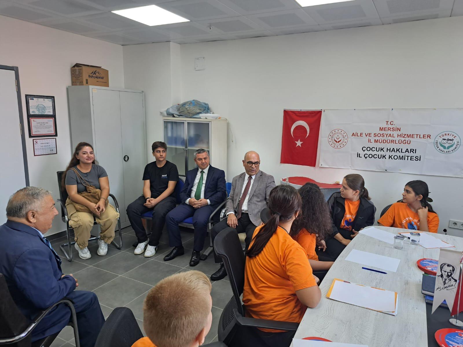 Bakanlığımız Çocuk Hakları Daire Başkanı İbrahim Kürşat ERGUT ve İl Müdürümüz Naci YILMAZ, İl Çocuk Hakları koordinatörlüğümüzü ziyaret ederek hem çocuklarımızla bir araya geldiler hem de çalışmalar hakkında bilgi aldılar.