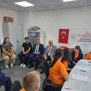 Bakanlığımız Çocuk Hakları Daire Başkanı İbrahim Kürşat ERGUT ve İl Müdürümüz Naci YILMAZ, İl Çocuk Hakları koordinatörlüğümüzü ziyaret ederek hem çocuklarımızla bir araya geldiler hem de çalışmalar hakkında bilgi aldılar. - fotoğraf 1