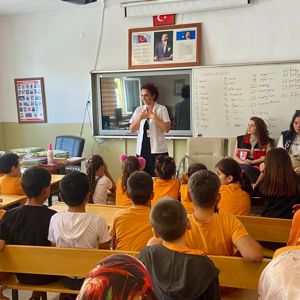 #ErkenYaştaveZorlaEvliliklerleMücadele kapsamında Değirmençay İlkokulu öğrencilerine yönelik İlçe Emniyet Müdürlüğü,İlçe Jandarma Komutanlığı,İlçe Sağlık Müdürlüğü ve #YenişehirSHM'nin katılımıyla ''Rol Model Kadın Buluşmaları'' gerçekleştirildi. - fotoğraf 1