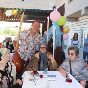 SÜMER EZGÜDEN HUZUREVİ SAKİNLERİMİZE MORAL KONSERİ - fotoğraf 5
