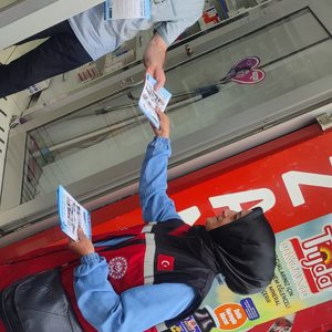 Beyaz Baston Görme Engelliler Günü Münasebetiyle Broşür Dağıtık. - fotoğraf 1