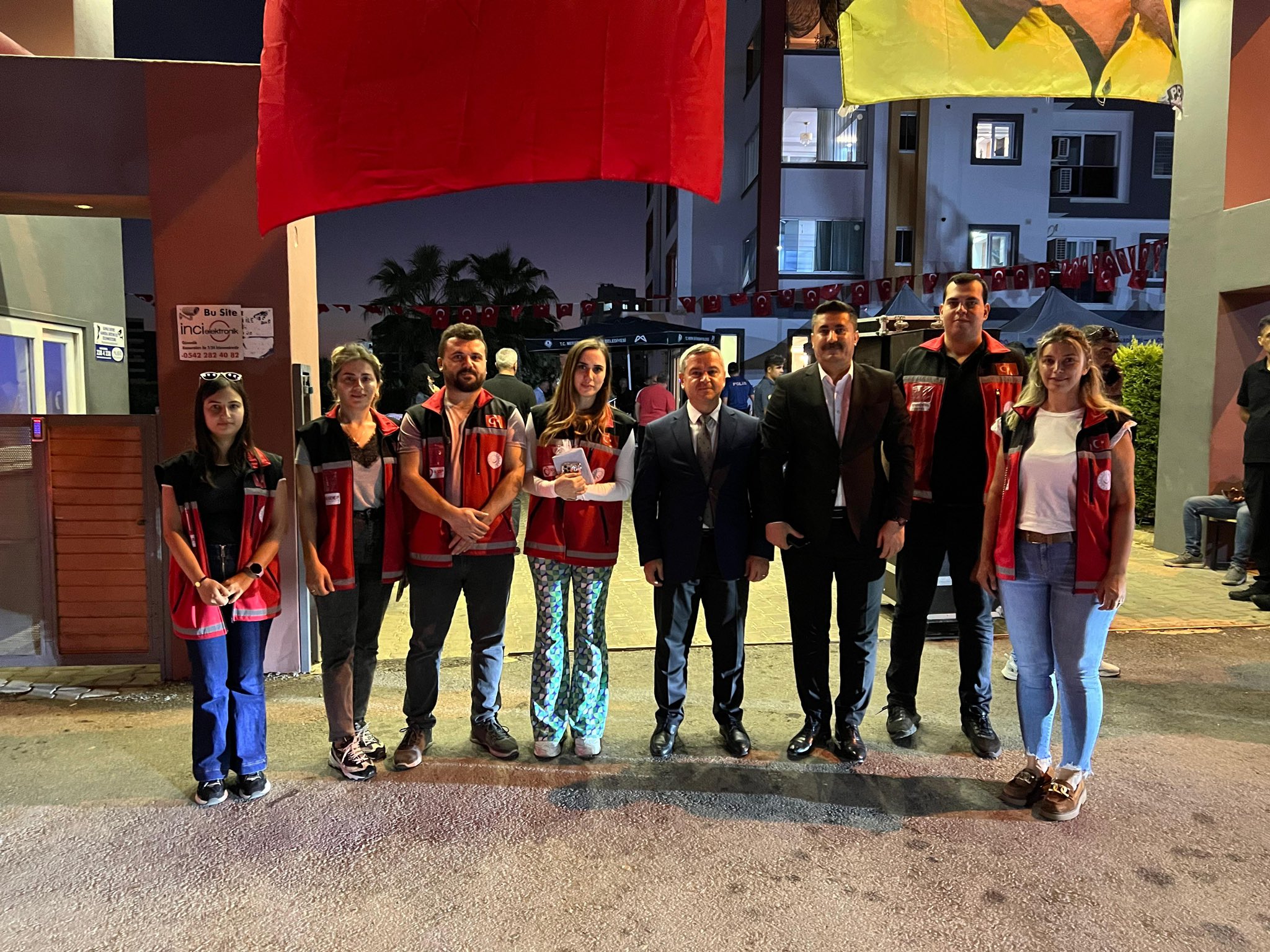 İl Müdürümüz Naci YILMAZ ve #MezitliSHM, 2022’de Tece Polisevi’ne yapılan terör saldırısı sonucu çatışmada şehit olan Şehidimiz Polis Sedat GEZER’in sene-i devriye yemeğinde şehidimizi dualarla andılar. 
