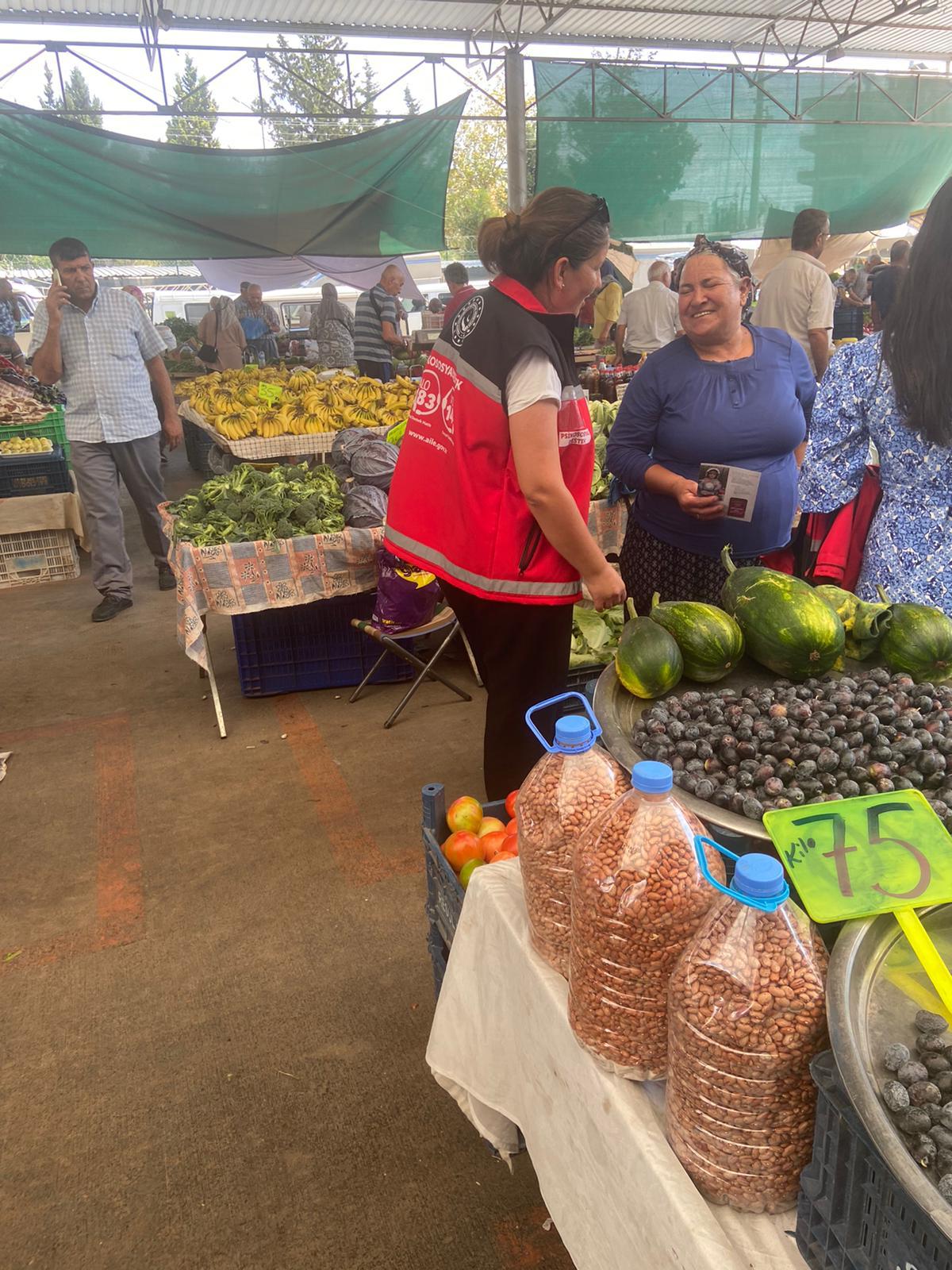 #SilifkeŞÖNİM tarafından Silifke Kapalı Pazar Yerinde ''Kadına Yönelik Şiddetle Mücadele,Erken Yaşta ve Zorla Evliliklerle Mücadele,#ALO183 ve #KADES''hakkında bilgilendirmelerde bulunarak broşür dağıtımı yapıldı. 