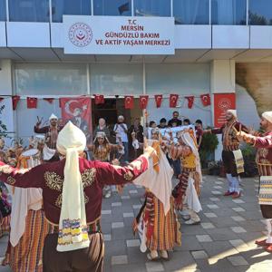 İl Müdürümüz Naci YILMAZ ve Çocuk Hakları İl Çocuk Komitesi çocuklarımız,Dünya Yaşlılar Gününde yetişkinlerimizle buluştular.Yetişkinlerimiz ve çocuklarımız tarafından elleri öpülesi büyüklerimizin bu özel günü coşkuyla kutlandı. - fotoğraf 1
