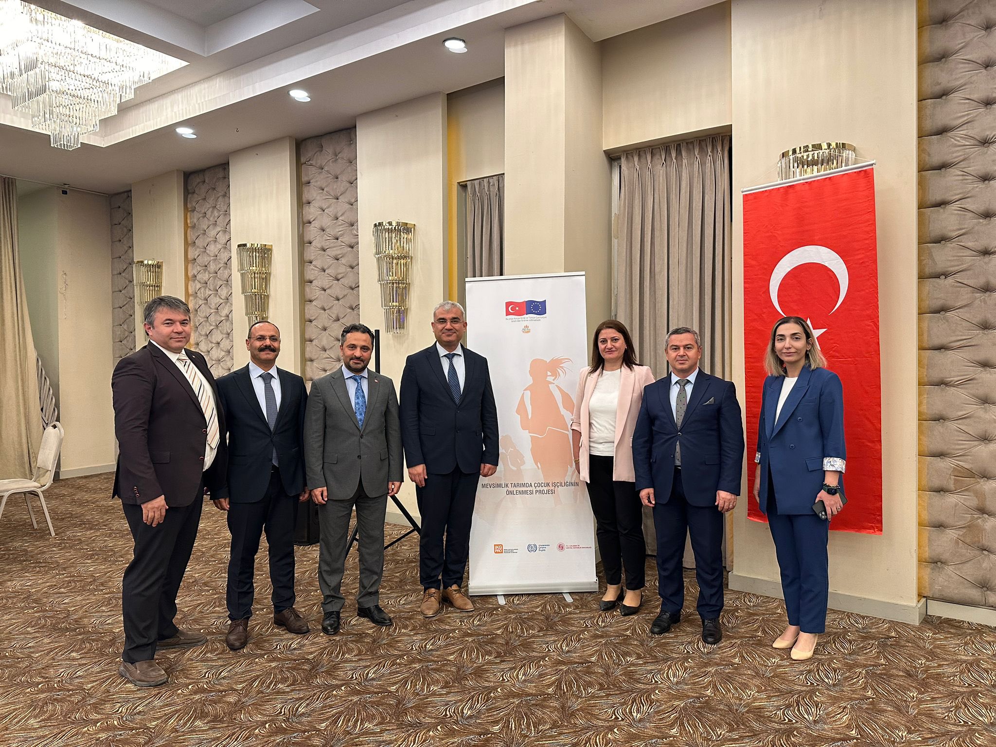 “Mersin İlinde Mevsimlik Tarımda Çocuk İşçiliğinin Önlenmesi Projesi” kapsamında düzenlenen programa Aile ve Sosyal Hizmetler İl Müdürleri ile İş Kur İl Müdürleri, Çalışma ve Sosyal Güvenlik Bakanlığından Genel Müdür ve Daire Başkanları katılım sağladı. 