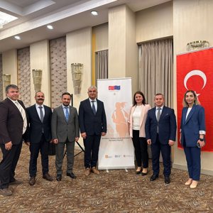 “Mersin İlinde Mevsimlik Tarımda Çocuk İşçiliğinin Önlenmesi Projesi” kapsamında düzenlenen programa Aile ve Sosyal Hizmetler İl Müdürleri ile İş Kur İl Müdürleri, Çalışma ve Sosyal Güvenlik Bakanlığından Genel Müdür ve Daire Başkanları katılım sağladı.  - fotoğraf 1