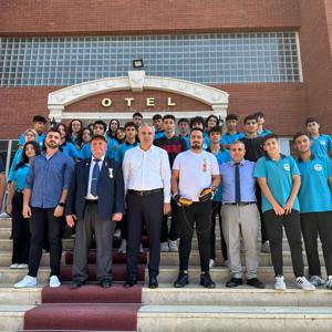 #VatanveKahramanlıkBuluşmaları kapsamında ilçede ikamet eden Gazilerimiz ile Tarsus Ashab-ı Kehf Turizm Otelcilik Lisesi öğrencileriyle bir araya gelerek vatan ve kahramanlık hikayelerini aktardılar. - fotoğraf 1