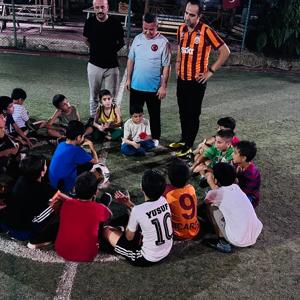 İl Müdürümüz Naci YILMAZ, canımız çocuklarımızla halı saha maçında bir araya geldi. Bu akşam düzenlenen maçta kıyasıya mücadele edildi. Gün sonunda tabii ki kazanan dostluk, hoşgörü, birlik ve beraberlik oldu. - fotoğraf 1