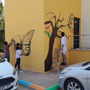 Toroslar Çocuk Evleri Sitemizde duvar boyama etkinliği ile çocuklarımız keyifli vakit geçirirken bir yandan da kurumun çehresinin güzelleşmesine katkı sunuyorlar. 🎨🖌️😇 - fotoğraf 1