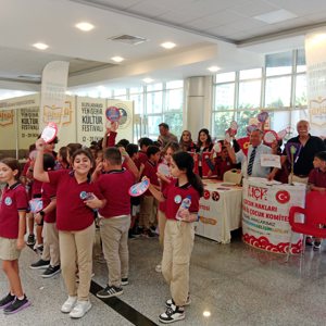 Bir yerde çocuk varsa orda neşe vardır!  Mersin İl Çocuk Komitesi çocuklarımız bugün birçok etkinlikte bir araya geldiler. Biz enerjilerine hayranız;) - fotoğraf 1