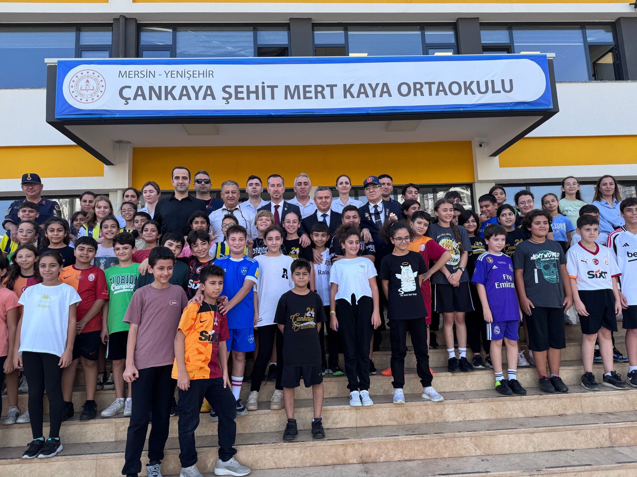  Vatan ve Kahramanlık Buluşmaları kapsamında Kıbrıs Gazisi Fikri Kalkan ve Terör Gazisi Özgür Yağan, Şehit Mert Kaya Ortaokulu öğrencileriyle bir araya gelerek vatan millet sevgisini öğrencilere aktardı.