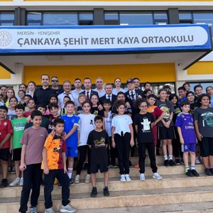  Vatan ve Kahramanlık Buluşmaları kapsamında Kıbrıs Gazisi Fikri Kalkan ve Terör Gazisi Özgür Yağan, Şehit Mert Kaya Ortaokulu öğrencileriyle bir araya gelerek vatan millet sevgisini öğrencilere aktardı. - fotoğraf 1