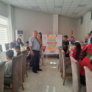 #YetişkinÇocukBuluşması kapsamında İl Çocuk Hakları Komitesi çocuklarımız ve Mersin Gündüzlü Bakım ve Aktif Yaşam Merkezi yetişkinlerimiz Tece Polisevi'nde kahvaltı etkinliğinde bir araya geldiler. - fotoğraf 1