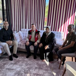 İl Müdürümüz Naci YILMAZ, 1978 yılında Afyon Emirdağ’da askeri eğitime giderken cezaevi önündeki çatışmada şehit olan Şehit Er Mustafa YAŞAR’ın bizlere emaneti kıymetli eşini ziyaret etti. - fotoğraf 1