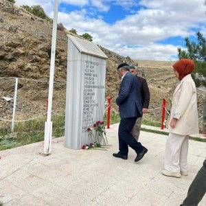 İlimiz Solhan ilçesi Hazarşah Köyünde 20 Ekim 1992'de PKK'lı teröristlerin midibüsten indirerek katlettiği 19 vatandaşımız şehadet yıldönümlerinde yad edildi. - fotoğraf 4