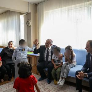 Valimiz Sayın Doç. Dr. Ömer TORAMAN ve Eşi Hanımefendi Neşe TORAMAN Huzurevimizi ve Çocuk Evlerini ziyaret etti.  - fotoğraf 1