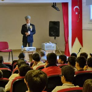 Cumhuriyetimizin 100.Yılı Vatan ve Kahramanlık Buluşmaları kapsamında, Kıbrıs Gazimiz Galip Yılmaz,Silifke Durmuş Tezcan MTAL öğrencileriyle bir araya gelerek Vatan Sevgisini ve kahramanlık hikayesini aktardı. - fotoğraf 1