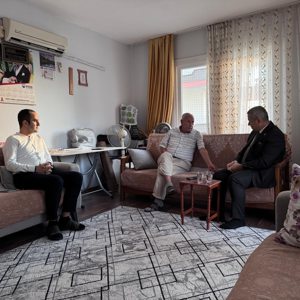 İl Müdürümüz Naci YILMAZ, 1980 yılında Bolu İlinde görevini icra ettiği sırada paraşüt atlaması sırasında dağa çarparak ayağını kırması sonucu gazi olan Süleyman KIRIT ve kıymetli ailesini ziyaret etti.  - fotoğraf 1