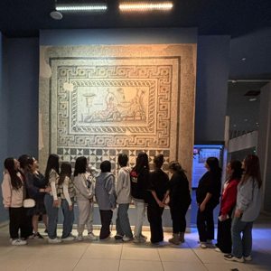 Canımız çocuklarımız ile günübirlik Gaziantep gezisi yapıldı. Zeugma Müzesi, 25 Aralık Panorama Müzesi ve Oyuncak Müzesinde dolu dolu bir gün geçirildi😊 - fotoğraf 1