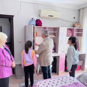 İl Müdürümüz ve kıymetli eşi,çocuk evimizi ziyaret ederek çocuklarımız ile sohbet etti. - fotoğraf 1
